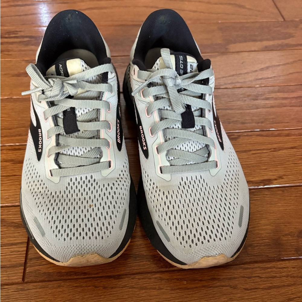Brooks Women’s Light Gray Athletic Shoes